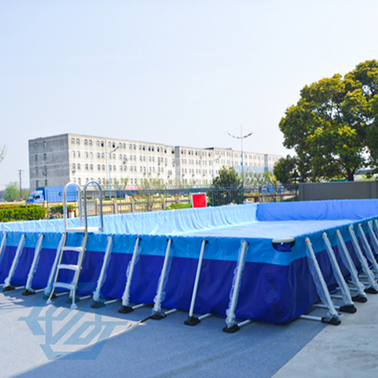 Sommerlicher, oberirdischer, gro&szlig;er Metallrahmen-Swimmingpool im Freien